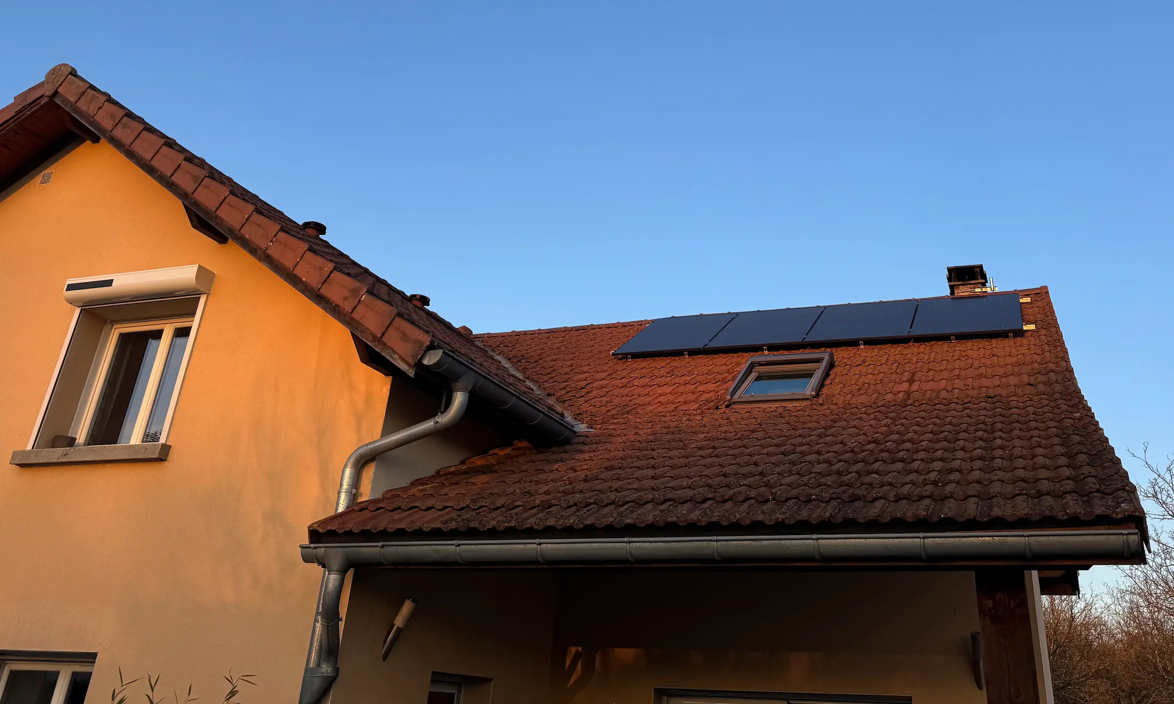 Panneaux photovoltaïque energie vertes solutions Photo panneaux photovoltaïque sur toit en tuile