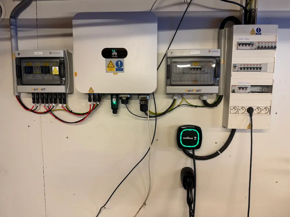 Photo aérienne d'une installation photovoltaïque par Energie Vertes Solutions dans l'Ain 