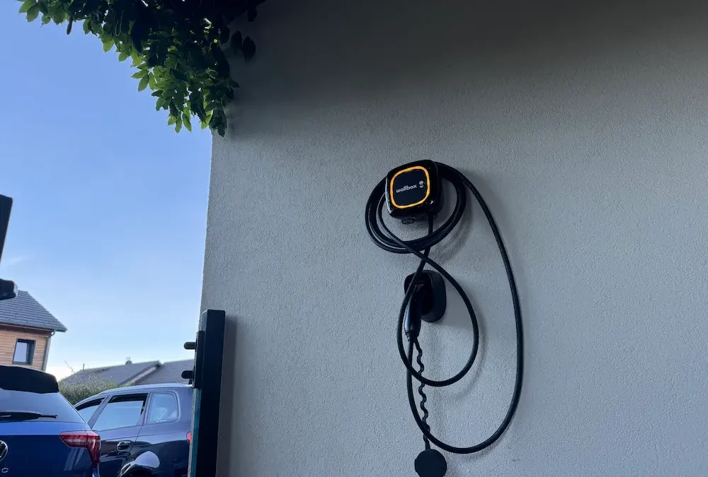 Borne Wallbox Pulsar Plus ultra à Echenevex (01)