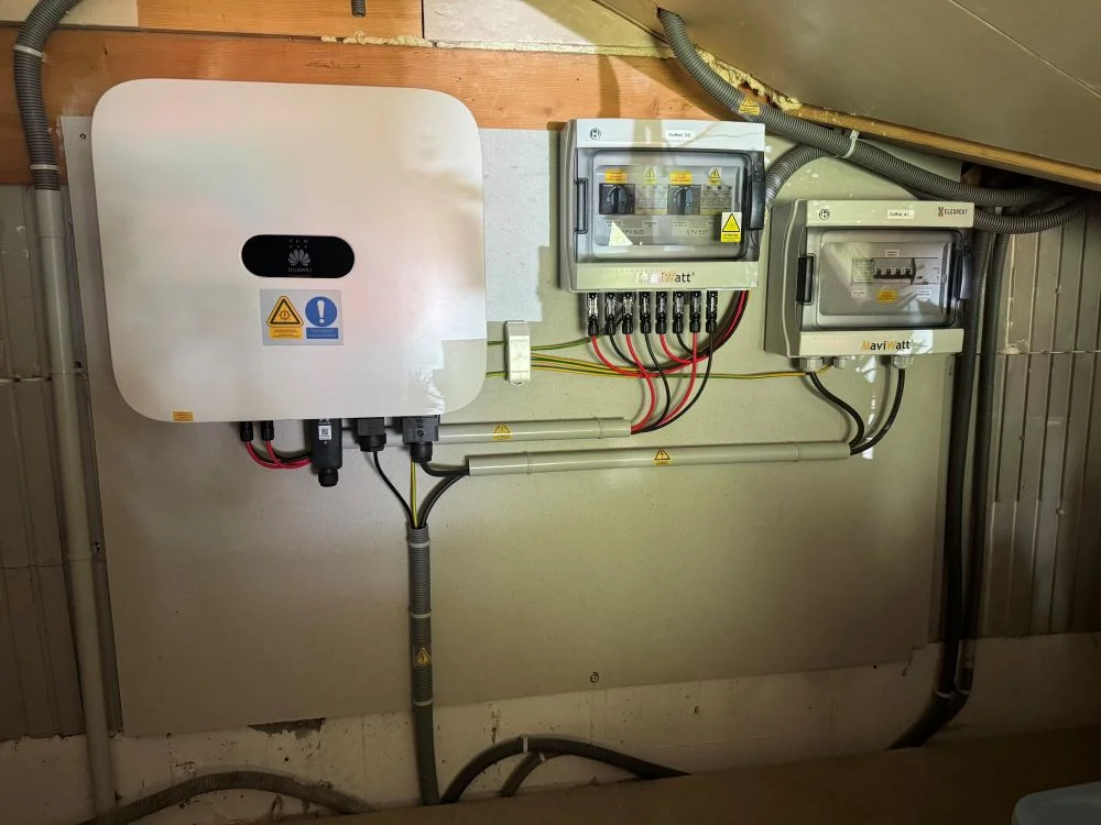 Coffret_protection_systeme_photovoltaique_Gilly sur Isère Photo d'une batterie de stockage sur une installation photovoltaique à Gilly sur Isere