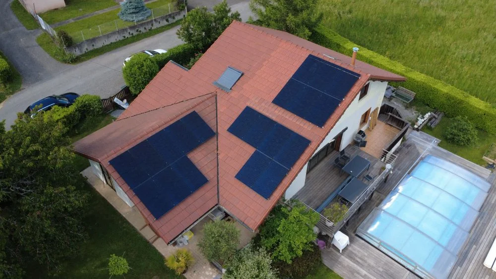 Vue aérienne d'une installation d'un système photovoltaique à Gilly sur Isere