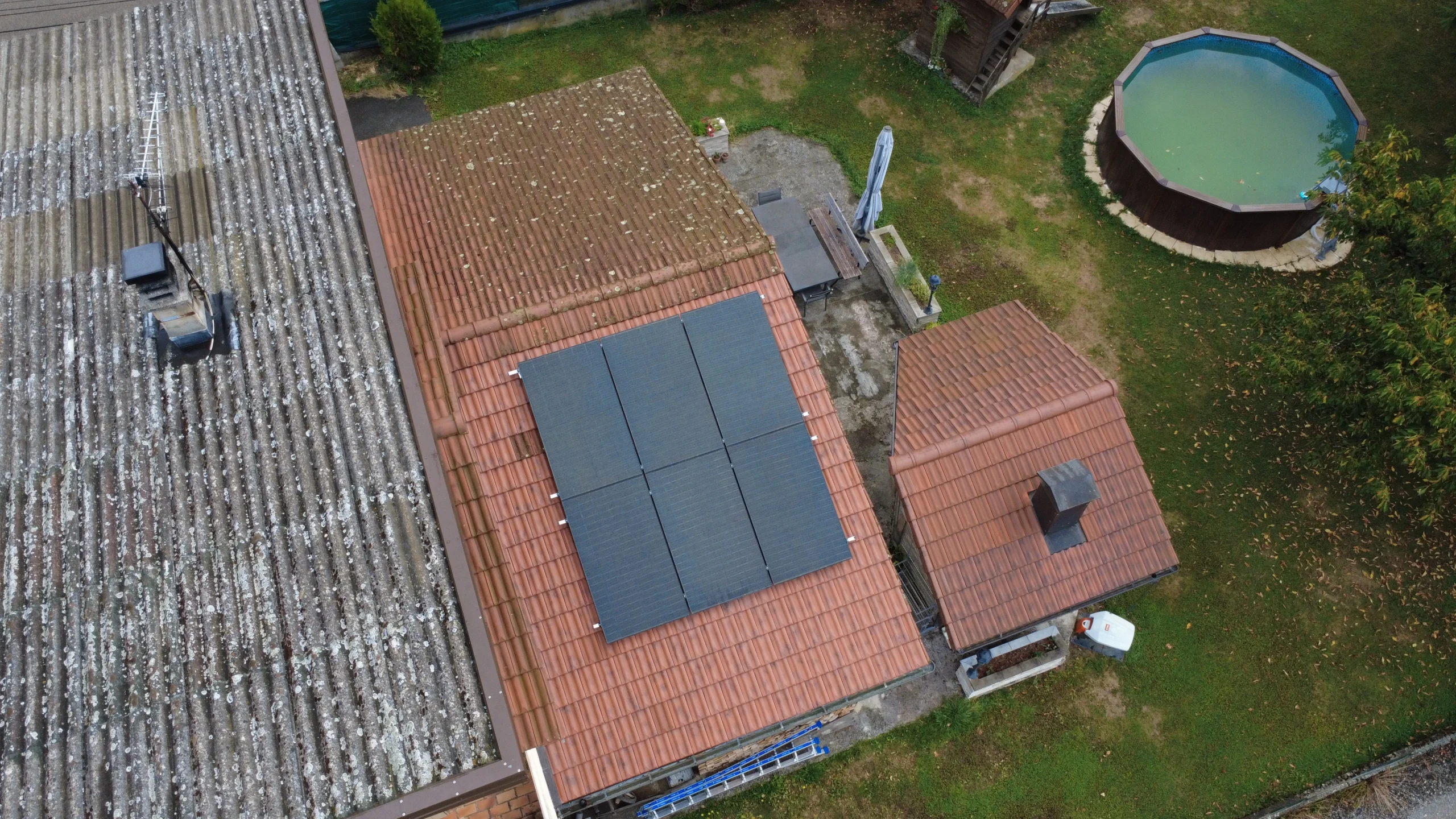 Photo aérienne d'une installation photovoltaïque par Energie Vertes Solutions dans l'Ain 