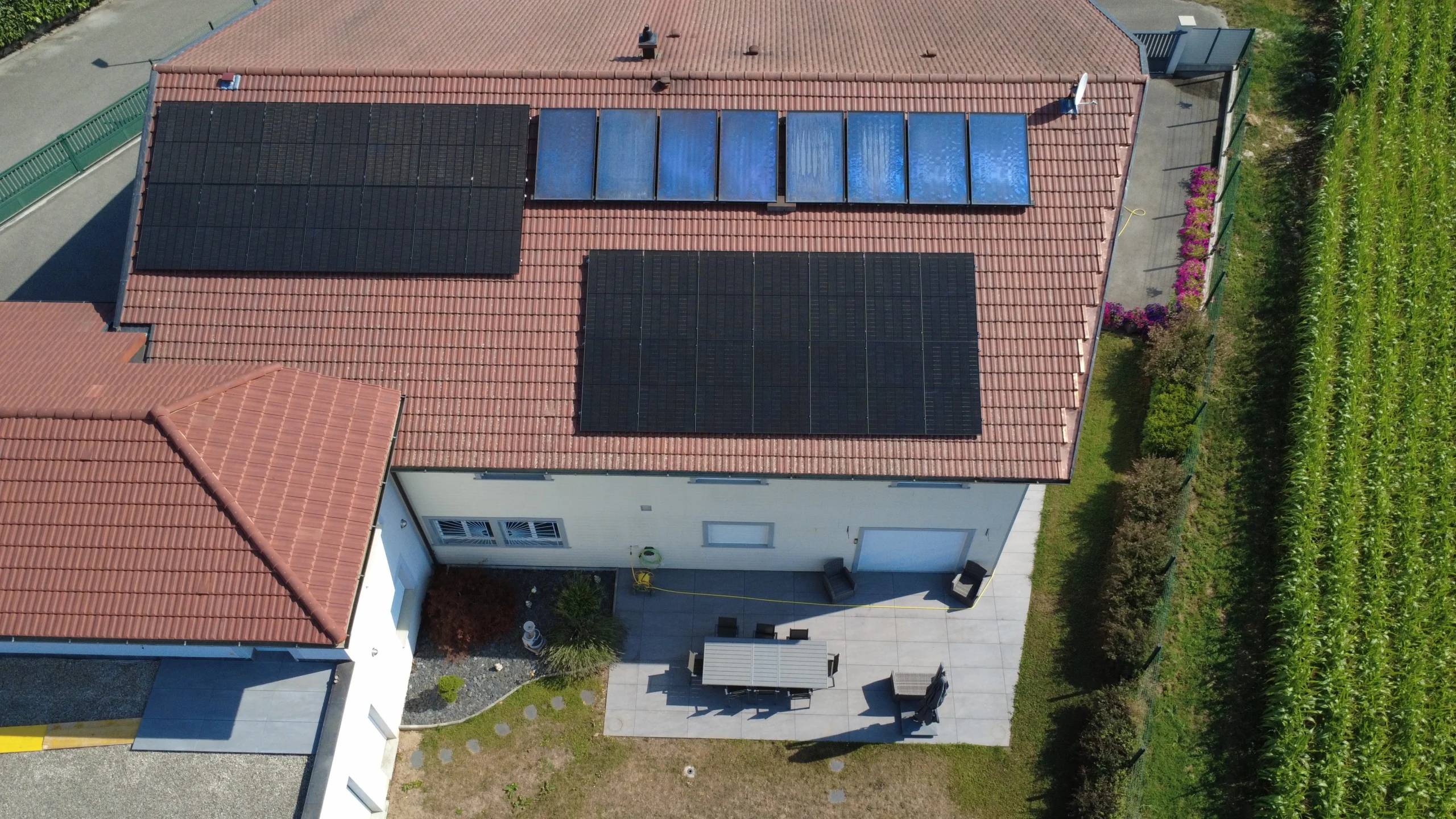Photo aérienne d'une installation photovoltaïque
