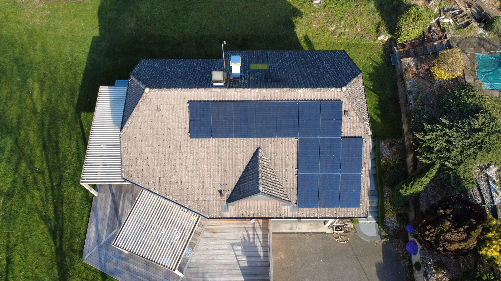 Vue_aerienne_installation_systeme_photovoltaique Photo vue aérienne d'une installation photovoltaïque à Thoiry