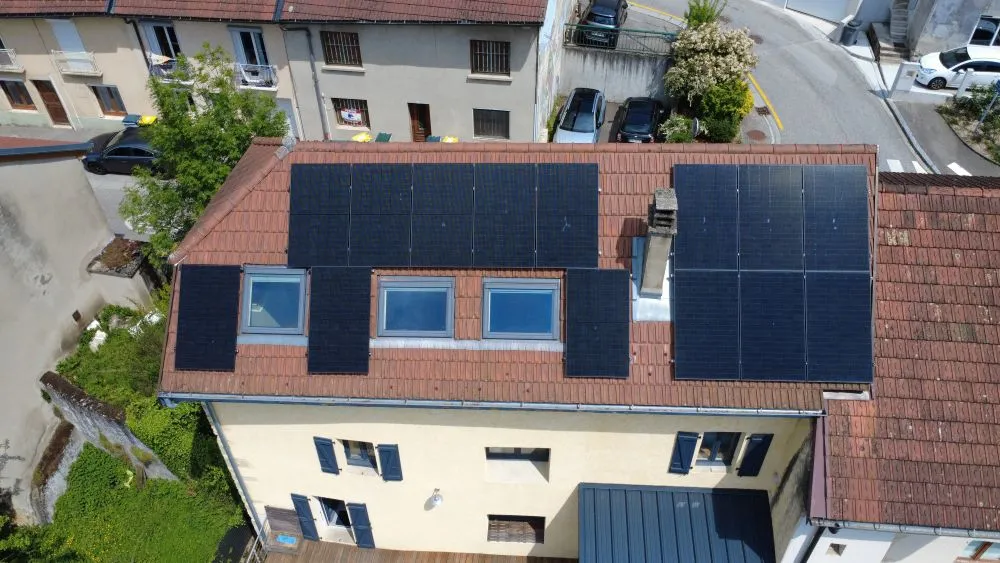Vue aérienne d'une installation d'un système photovoltaique à Vanchy