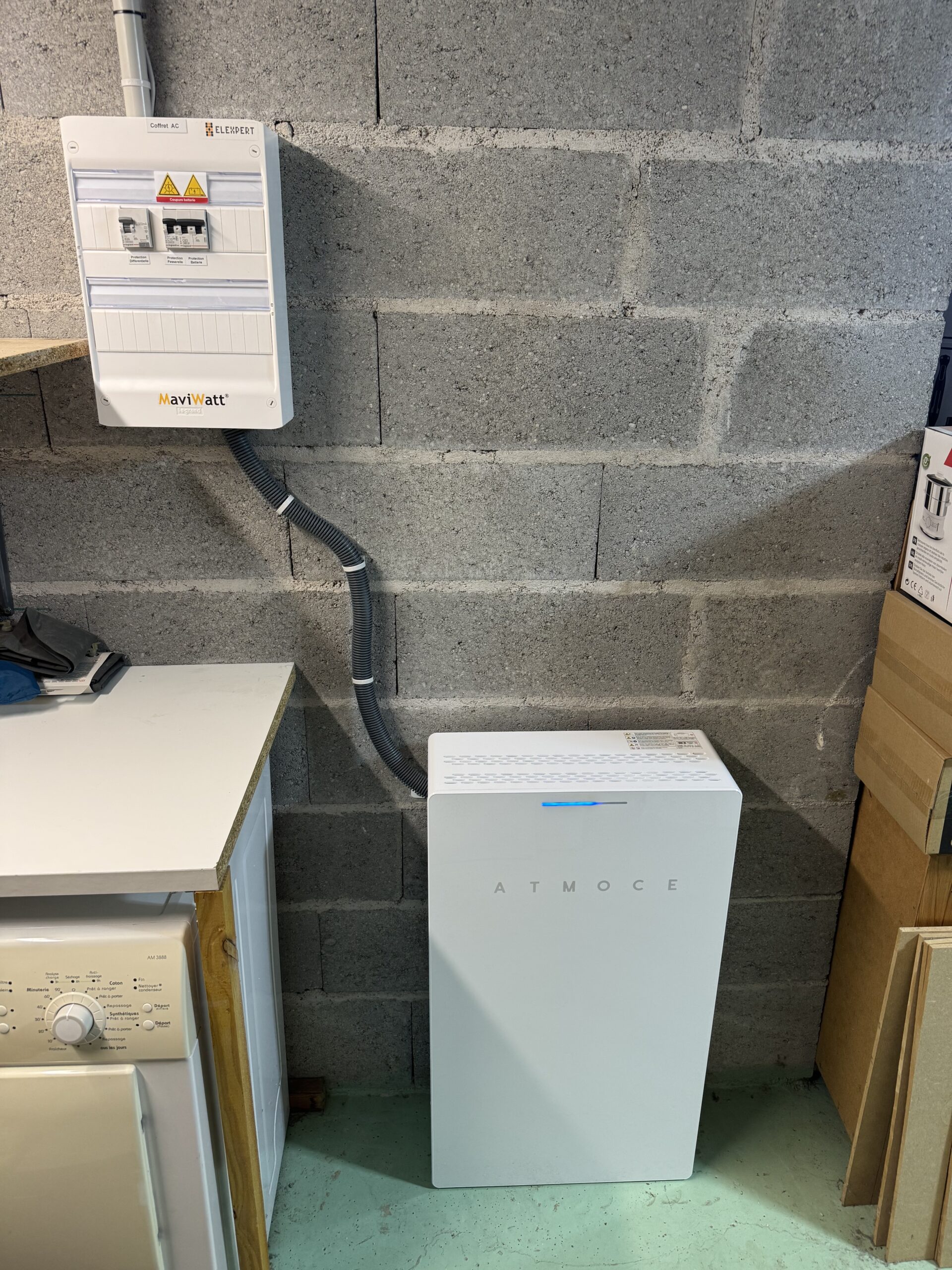 Batterie stockage Atmoce M-Batterie 7 kWh installation Farges Ain back-up coupure