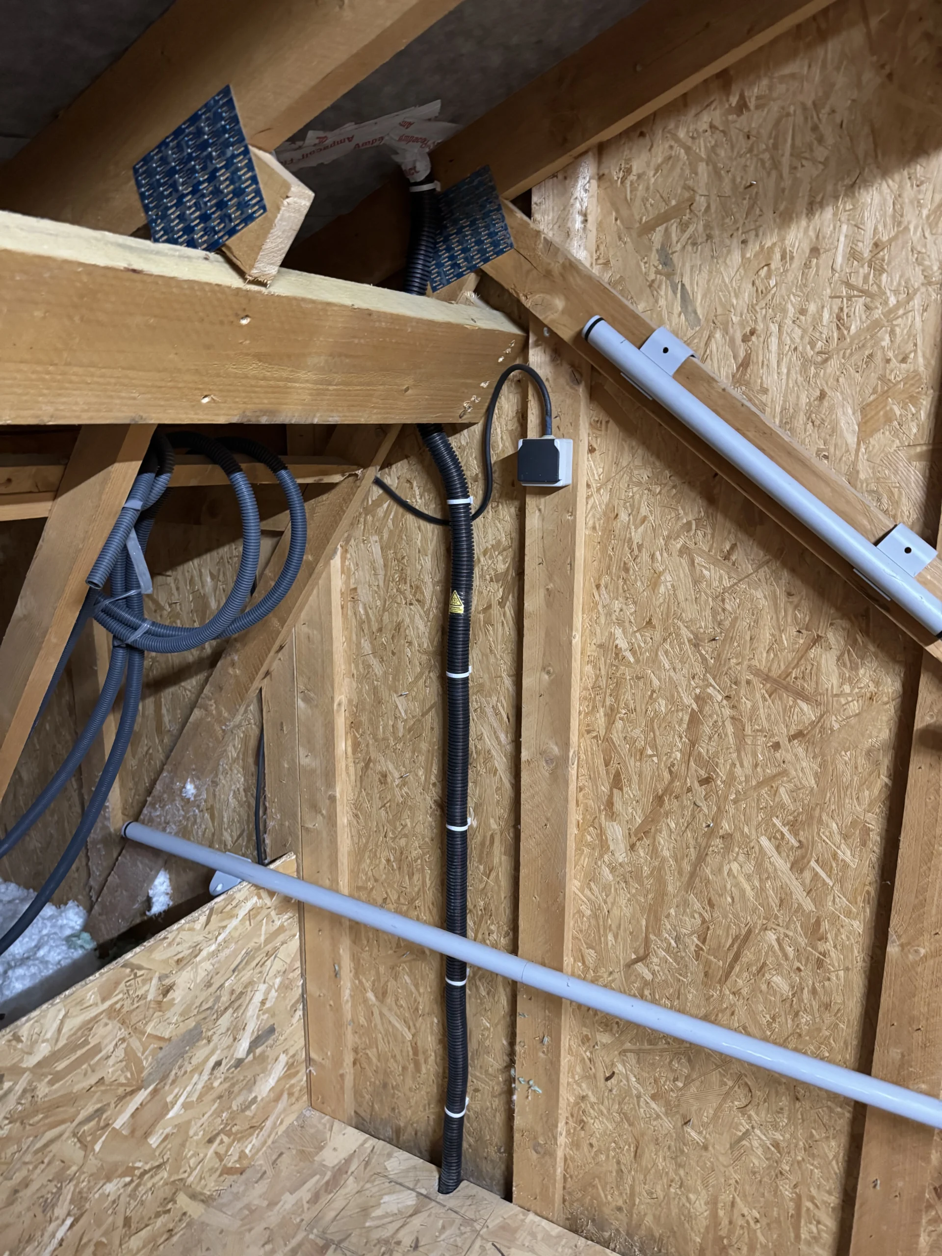 Photo de goulottes pour faire passer des câbles en intérieur