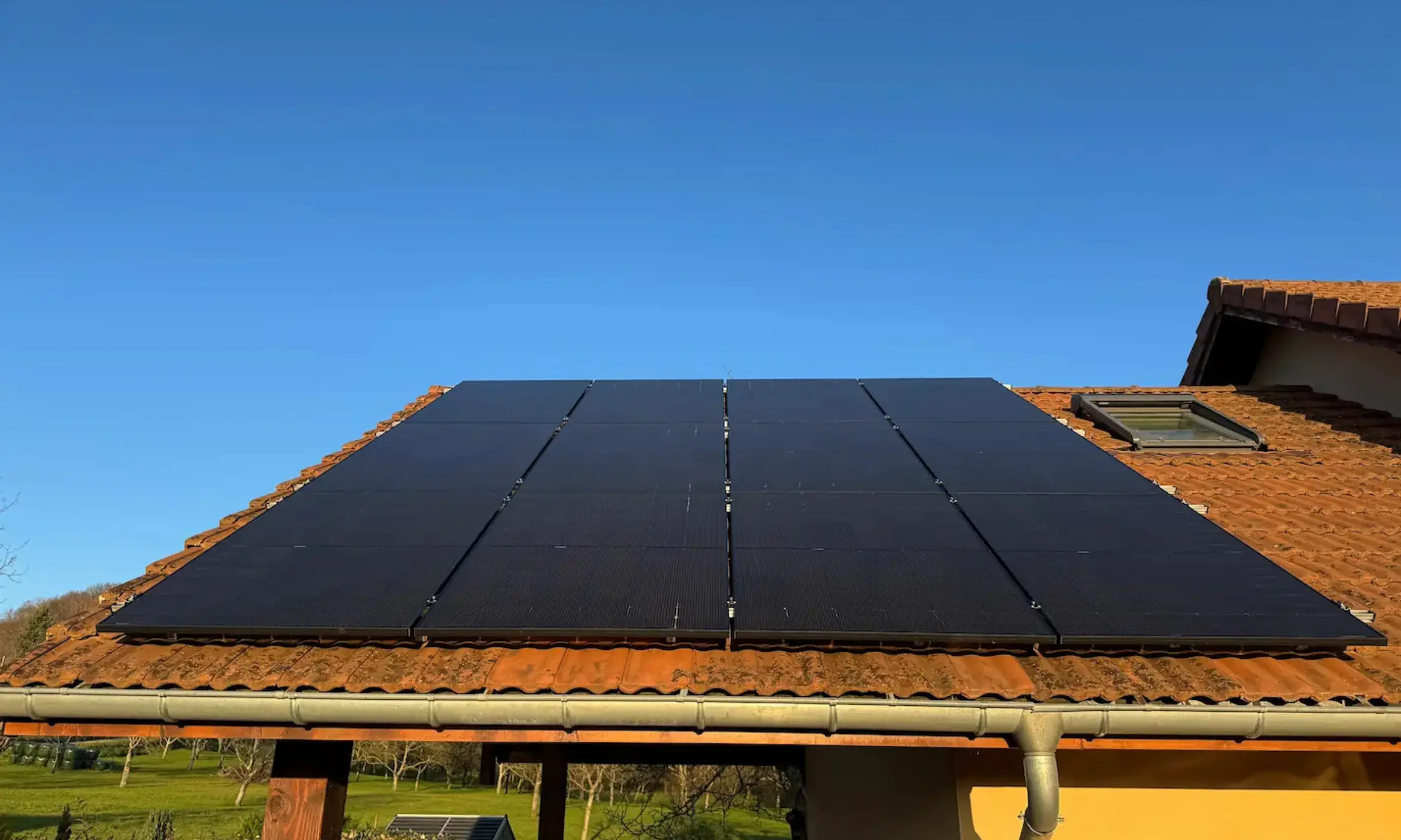 Panneaux photovoltaïques toit Photo d'une installation de panneaux photovoltaïque sur le toit d'une maison
