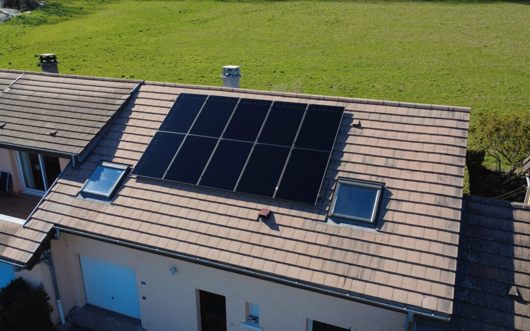 Installation panneaux solaires 4,9 kWc maison Thoiry Ain par Energie Verte Solutions RGE