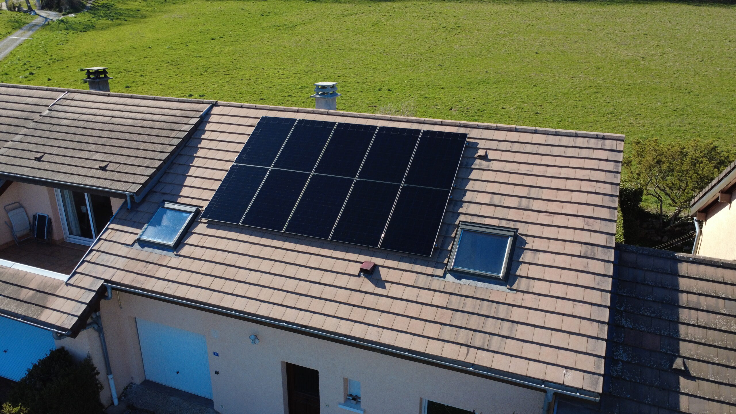 Installation panneaux solaires 4,9 kWc maison Thoiry Ain par Energie Verte Solutions RGE