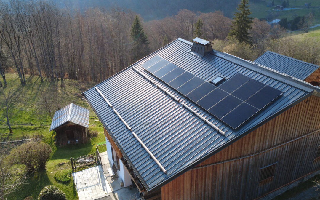 Installation 13 panneaux solaires 6,37 kWc chalet Arâches-la-Frasse Haute-Savoie altitude 980m