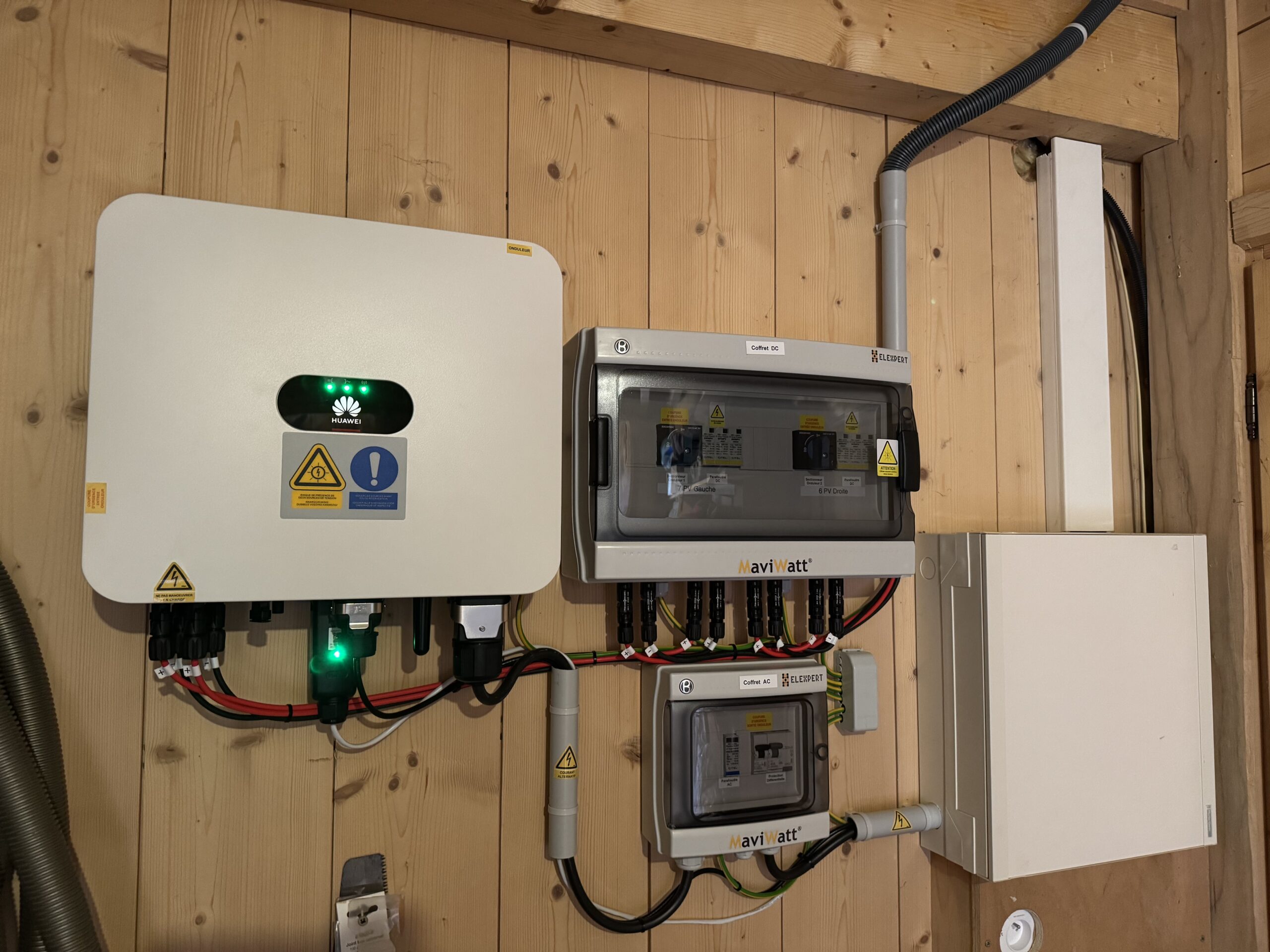 Panneaux solaires Maviwatt chalet montagne Arâches-la-Frasse Haute-Savoie structure K2Systems renforcée neige